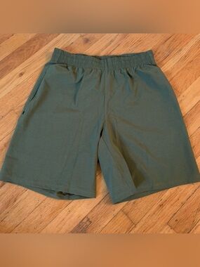 NWT Olive green VRST Athletic shorts size small